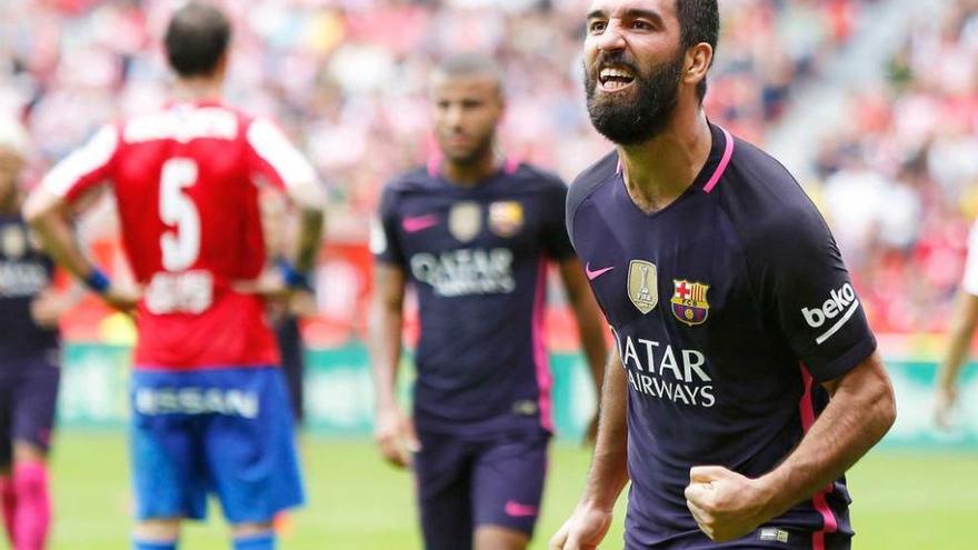 Arda Turan celebra su gol, el cuarto del Barcelona.