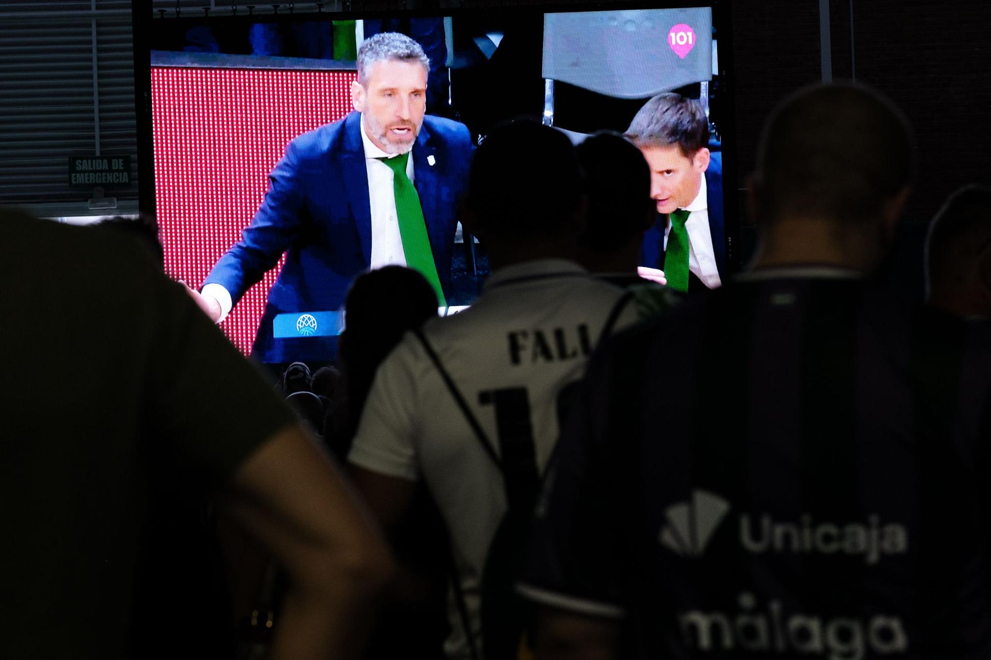 La afición del Unicaja sigue la final de la BCL en Los Guindos