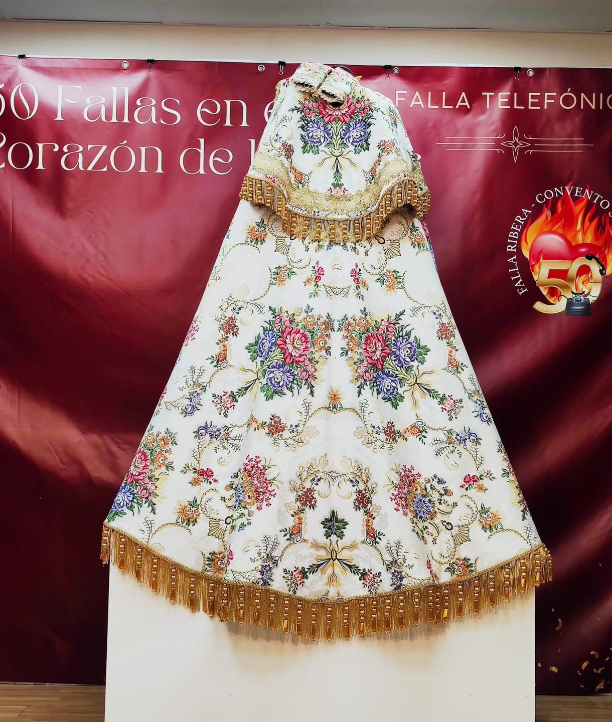 Un manto para la Virgen por los 50 años de la Falla Telefónica