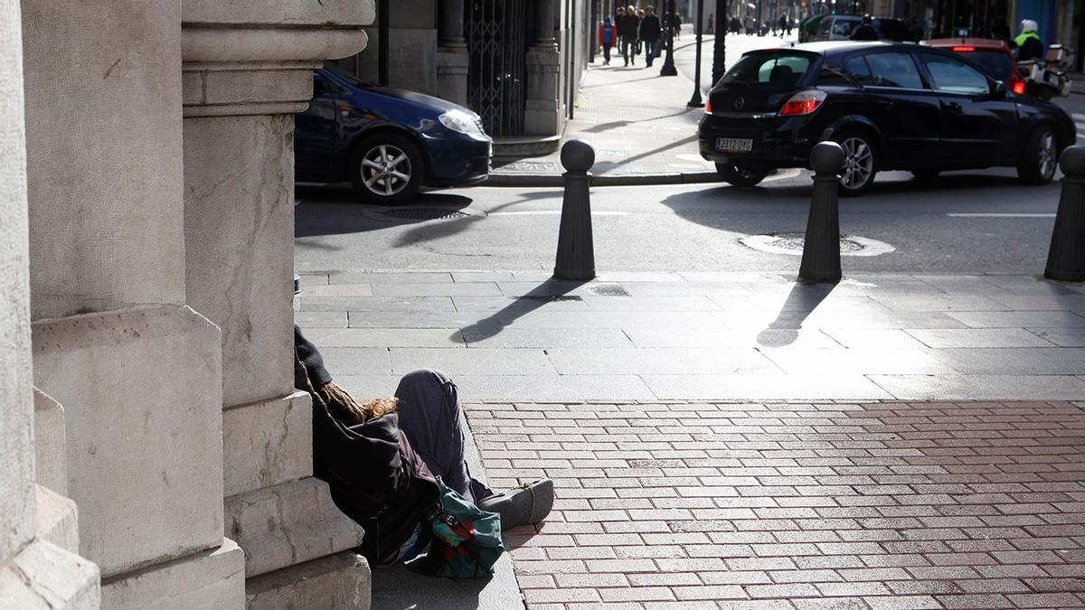 Una persona sin hogar en la Plaza de Florencio Rodríguez.