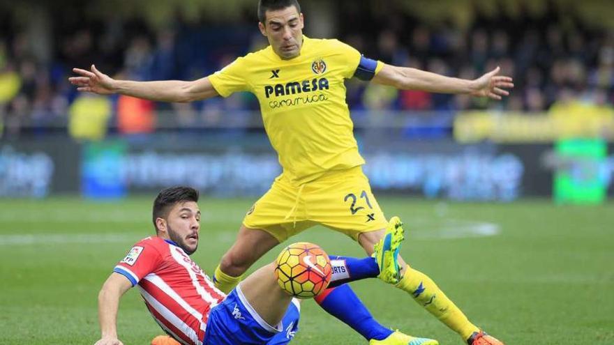 Guerrero corta el balón ante Bruno Soriano.