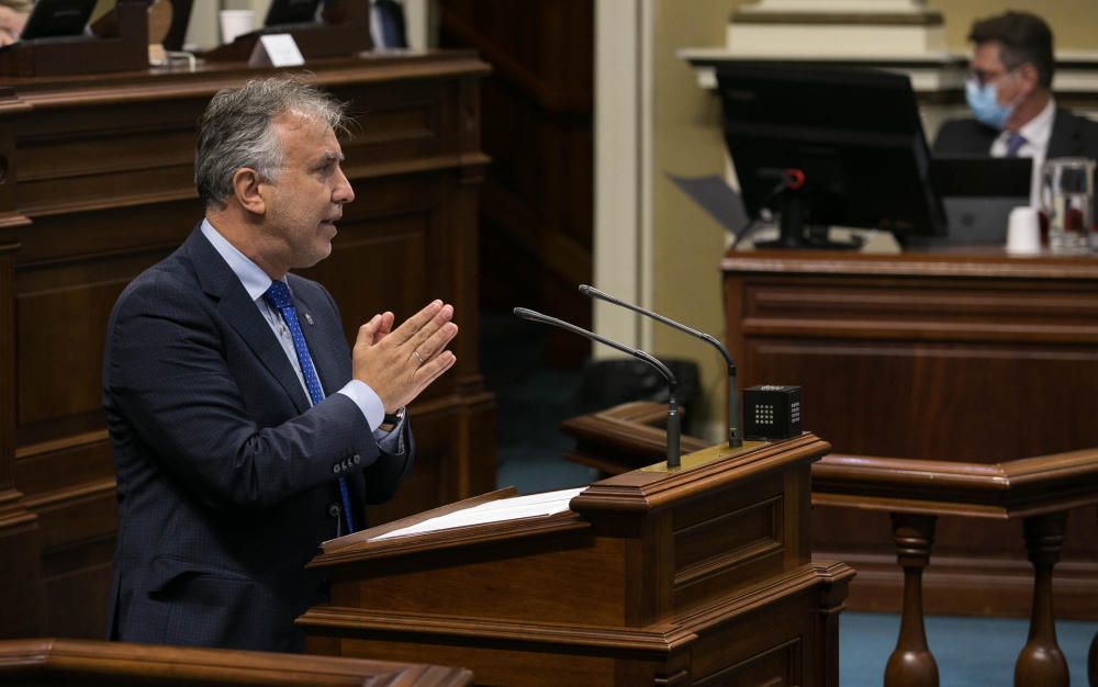 Pleno en el Parlamento de Canarias