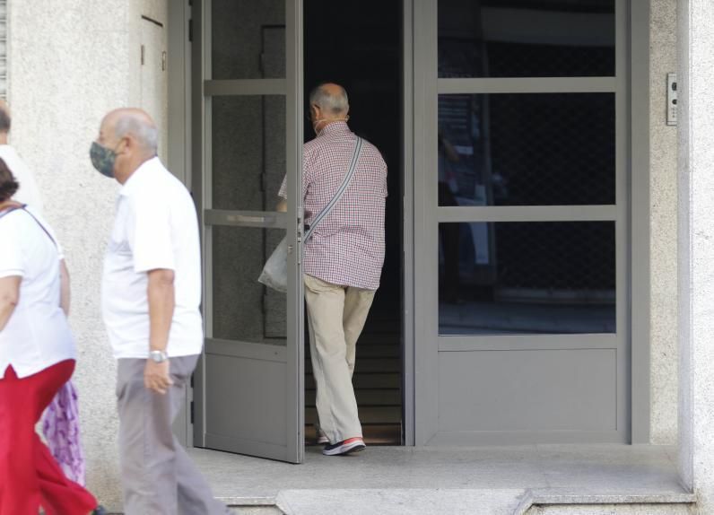 Un vecino entra en un edificio de viviendas de la ciudad. / ALBA VILLAR