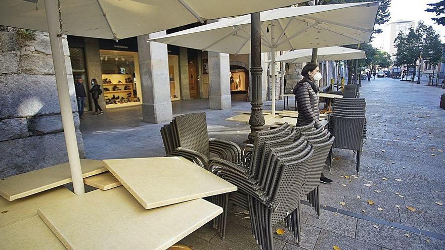 La terrassa tancada d&#039;un bar, ahir a Girona.