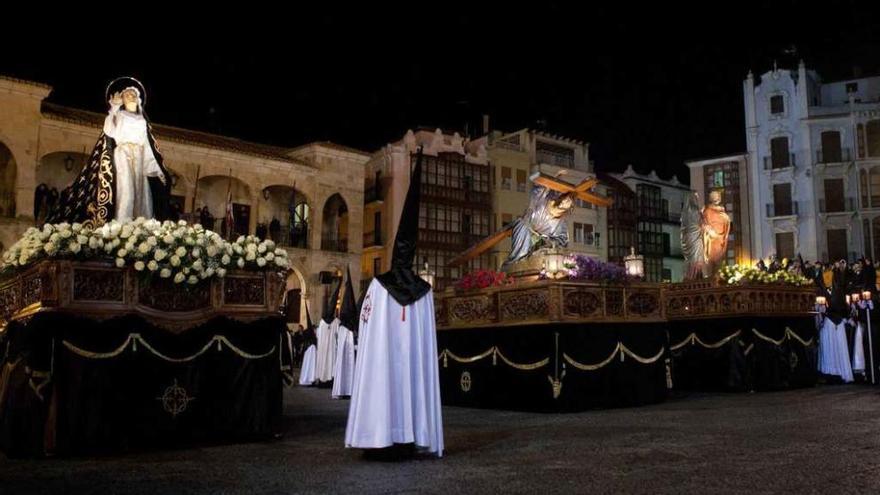 La Amargura, Jesús Caído y La Despedida, los pasos de La Tercera Caída en la Plaza Mayor.