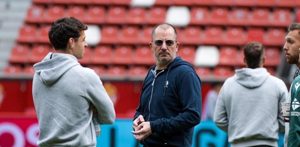 José Juan Romero, en el centro de la imagen, continuará al frente del Ceuta.