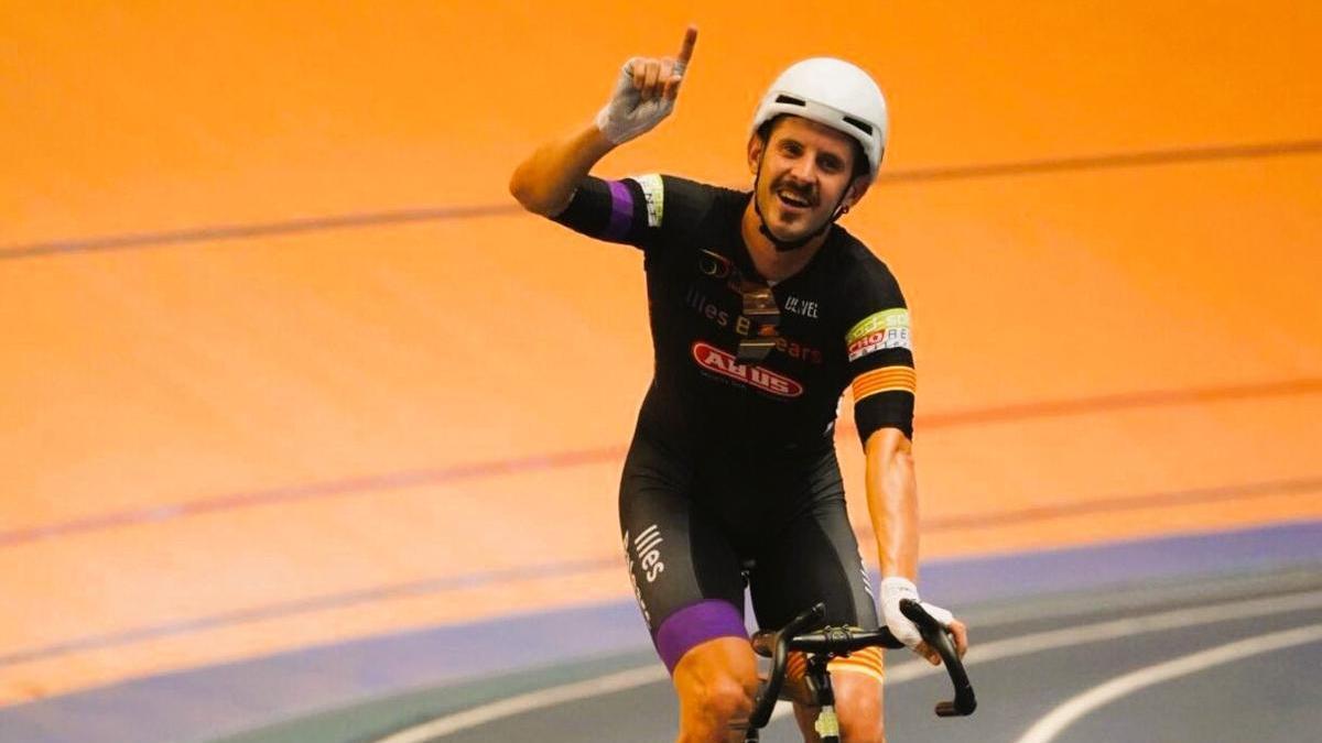 Xavi Cañellas celebra su triunfo en la puntiación individual
