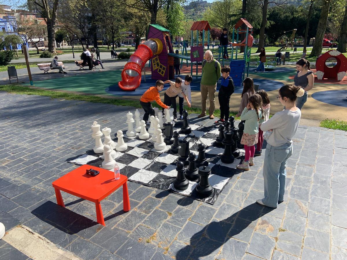 Actividad al aire libre del programa, en el parque de Arriba de Grado.