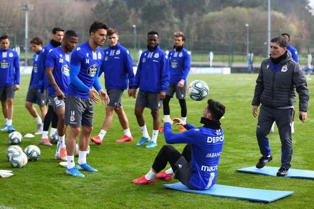 Los jugadores se ejercitan tras el partido ante el Zaragoza.