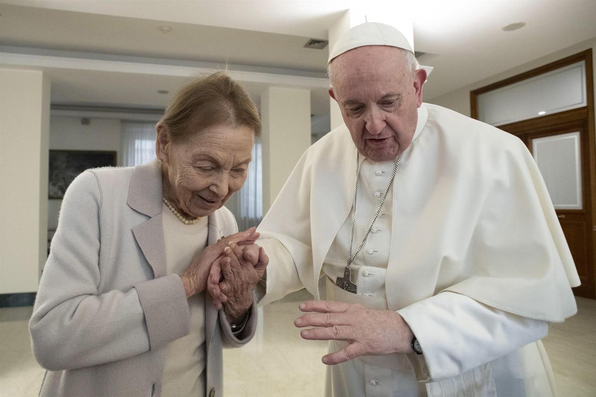 El Papa Francisco ha conmemorado el Día del Holocausto con una reunión con la escritora judía Edith Bruck, superviviente de Auschwitz, en su residencia Casa Santa Martaen el Vaticano.