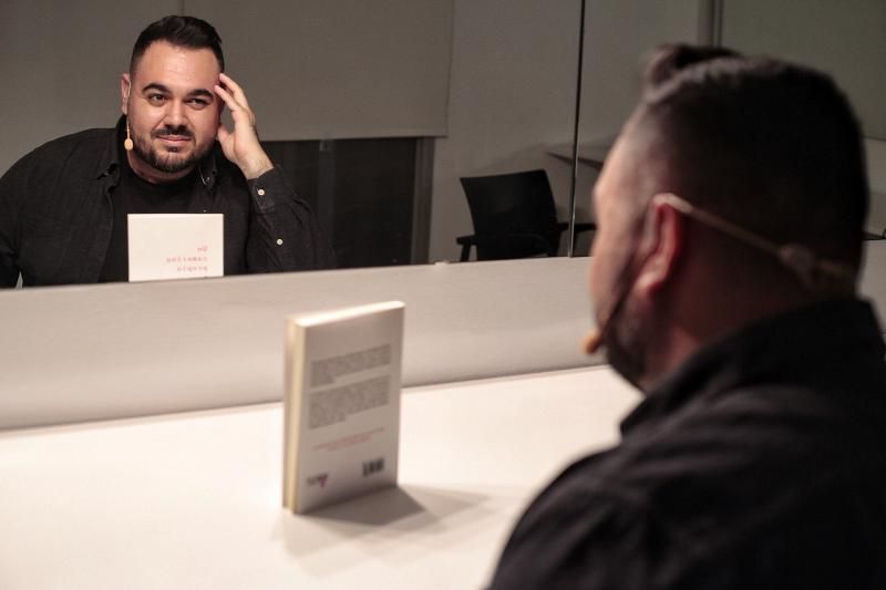 Instantes previos a la presentación del libro Un camerino propio