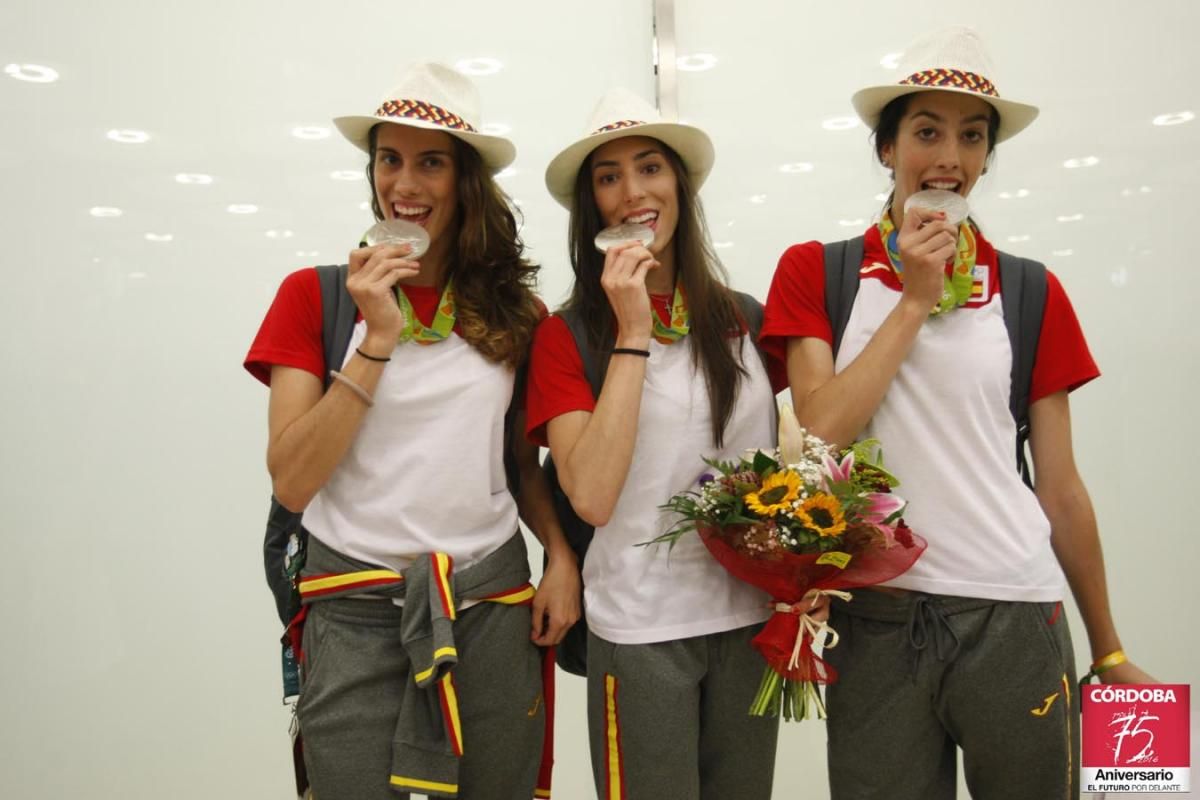 Recibimiento a Lourdes Mohedano en el aeropuerto de Madrid