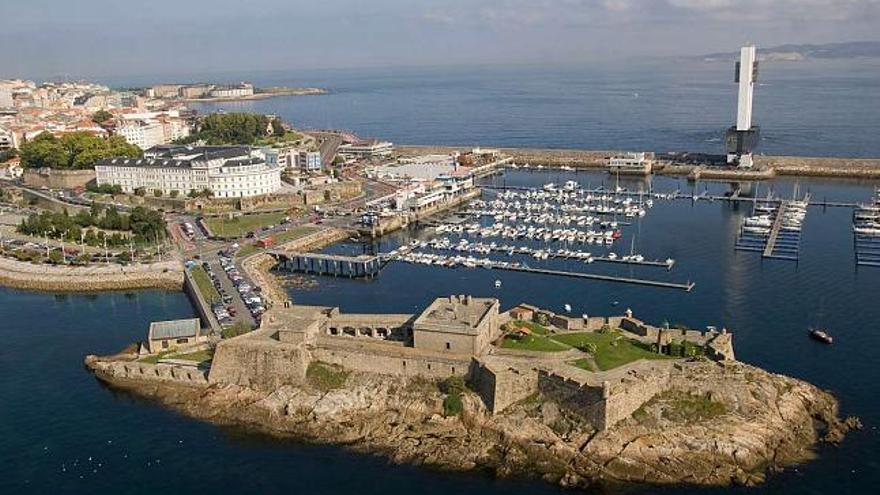Muelle flotante que protege las instalaciones de Marina Coruña. / fran martínez