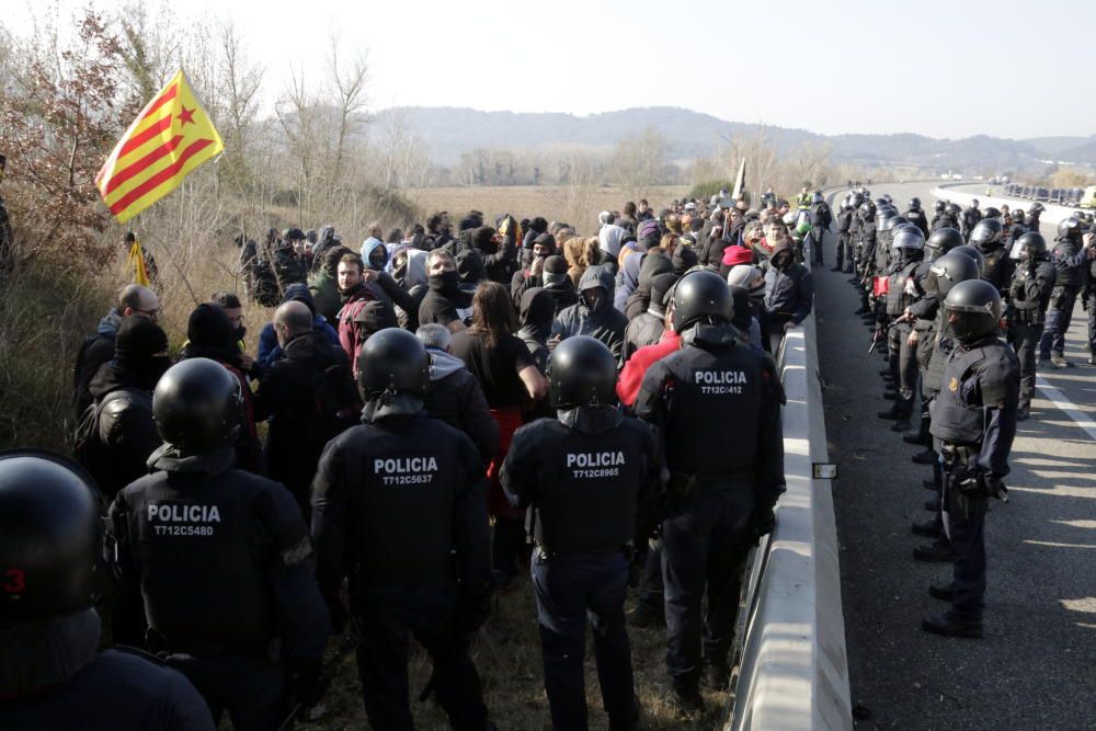 Els Mossos carreguen contra els manifestants a l'AP-7 a Medinyà