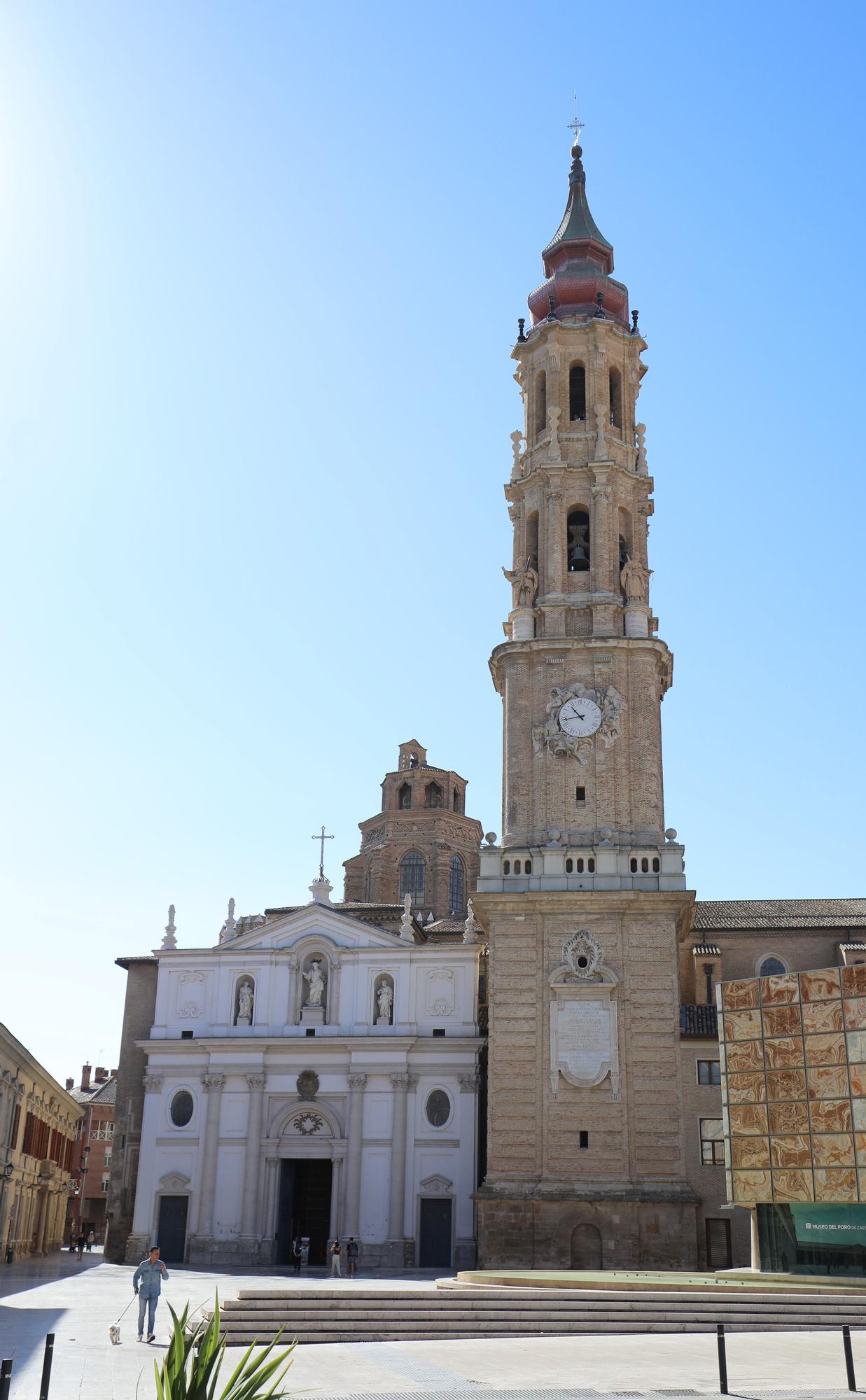 Reloj en la catedral de la Seo.jpg