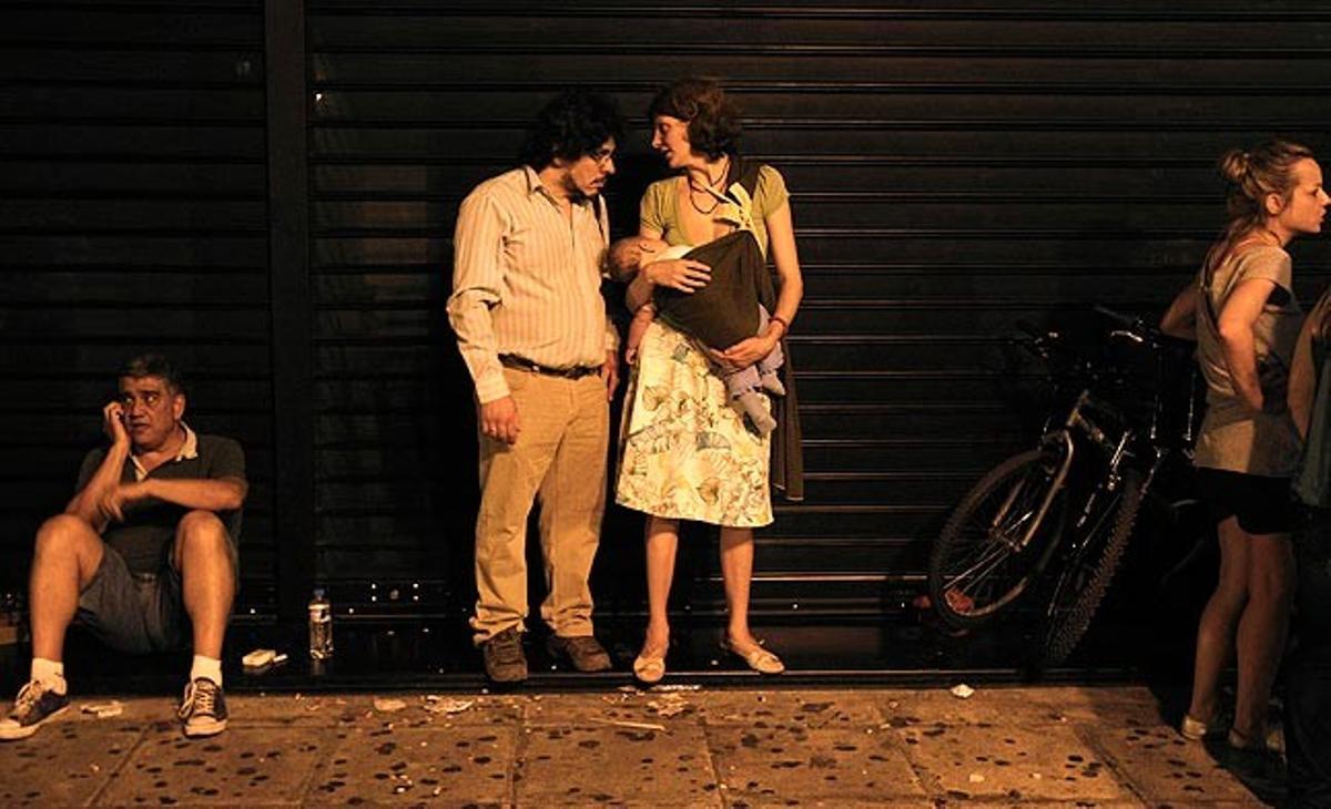 Una parella amb un bebè assisteix aquest diumenge a les protestes organitzades davant del Parlament grec a Atenes.