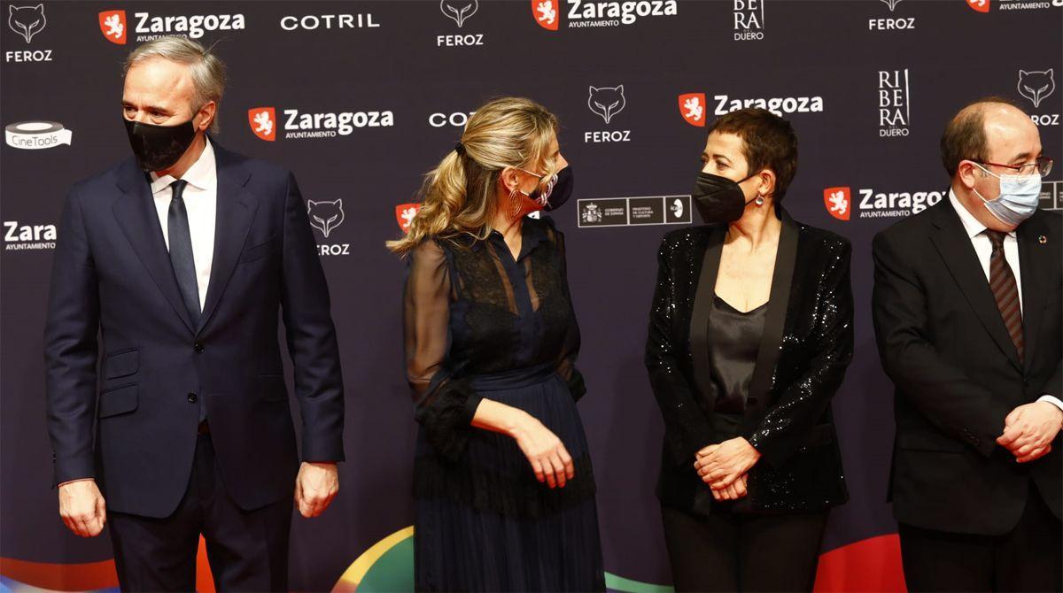Yolanda Díaz conversa con el resto de asistentes en la alfombra roja de los Premios Feroz.
