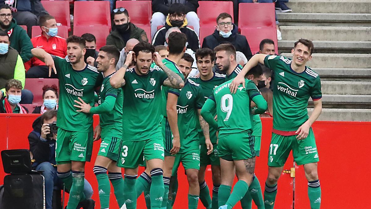Los jugadores de Osasuna celebran el gol de David García ante el Granada.
