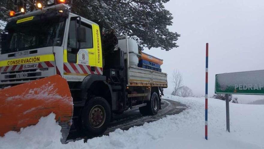 Una máquina quitanieves en una carretera de Lugo.