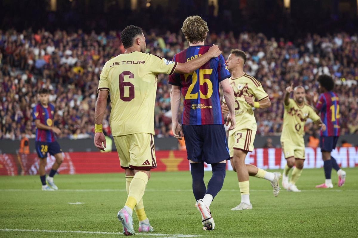 Anthony Gordon recibe el consuelo de un jugador del Al Ahly tras fallar un penalti en el Gamper.
