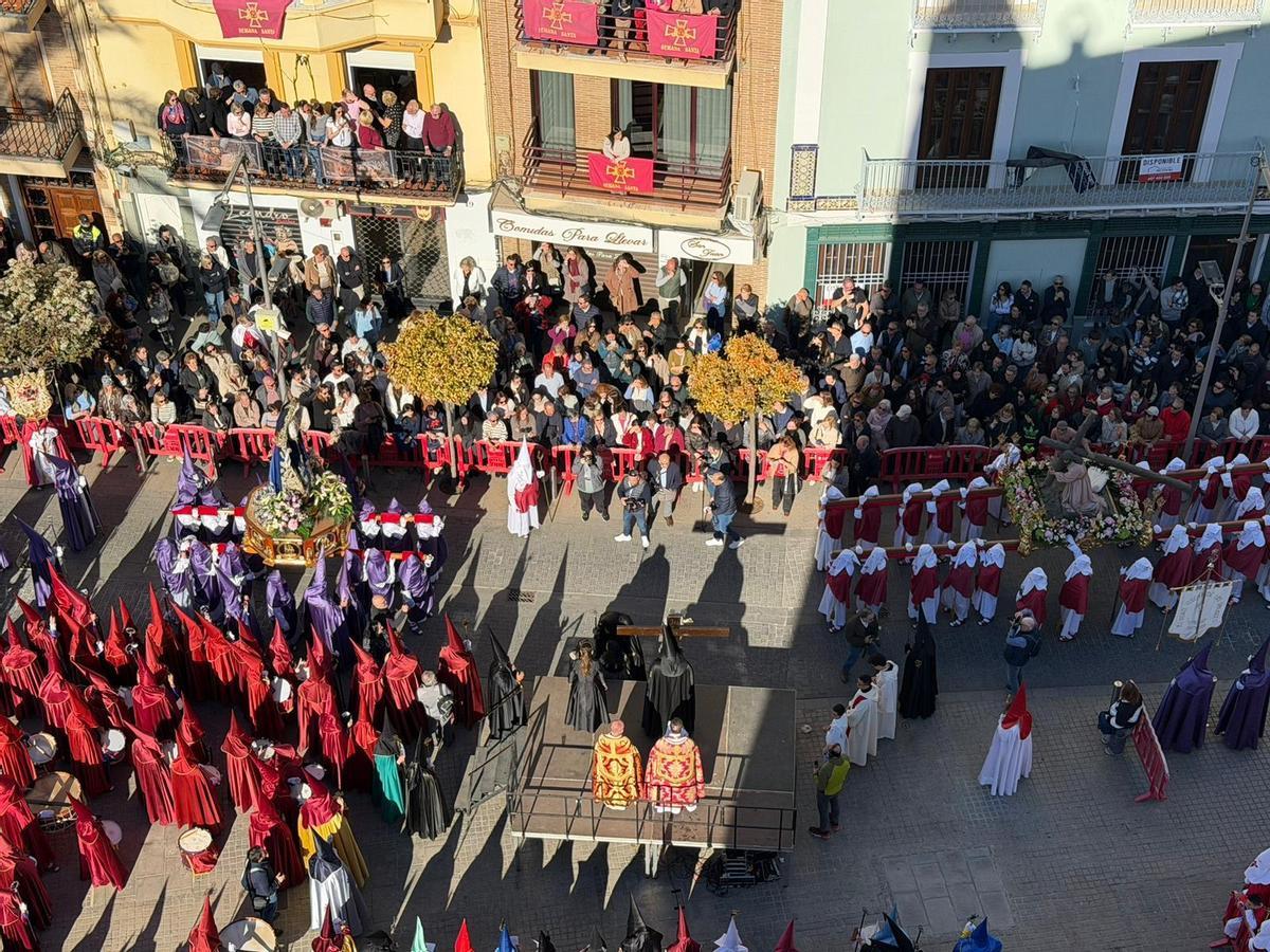 La plaza Mayor de Torrent llena de público para presencia el Encuentro Doloroso.