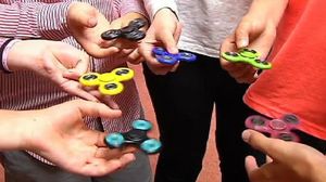 Finger Spinner, el joc creat fa 20 anys per una mare nord-americana que fa furor entre els joves de tot el món.