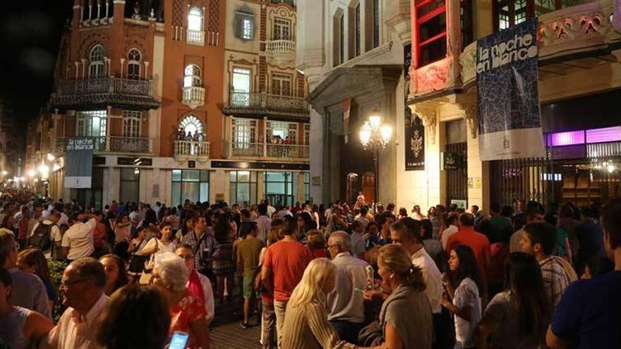 La cuarta Noche en Blanco de Badajoz atrajo a unas 90.000 personas al Casco Antiguo