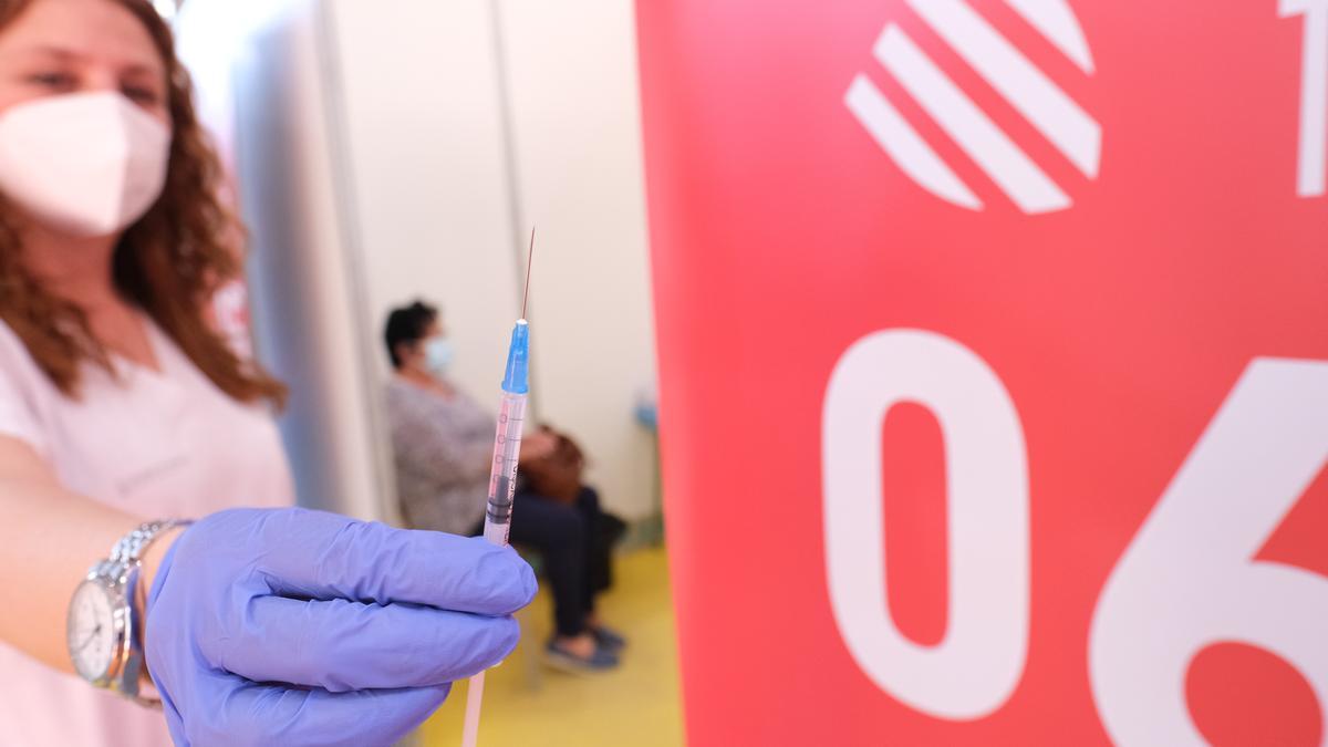 La vacuna AstraZeneca en el Pabellón Azul de Elda.