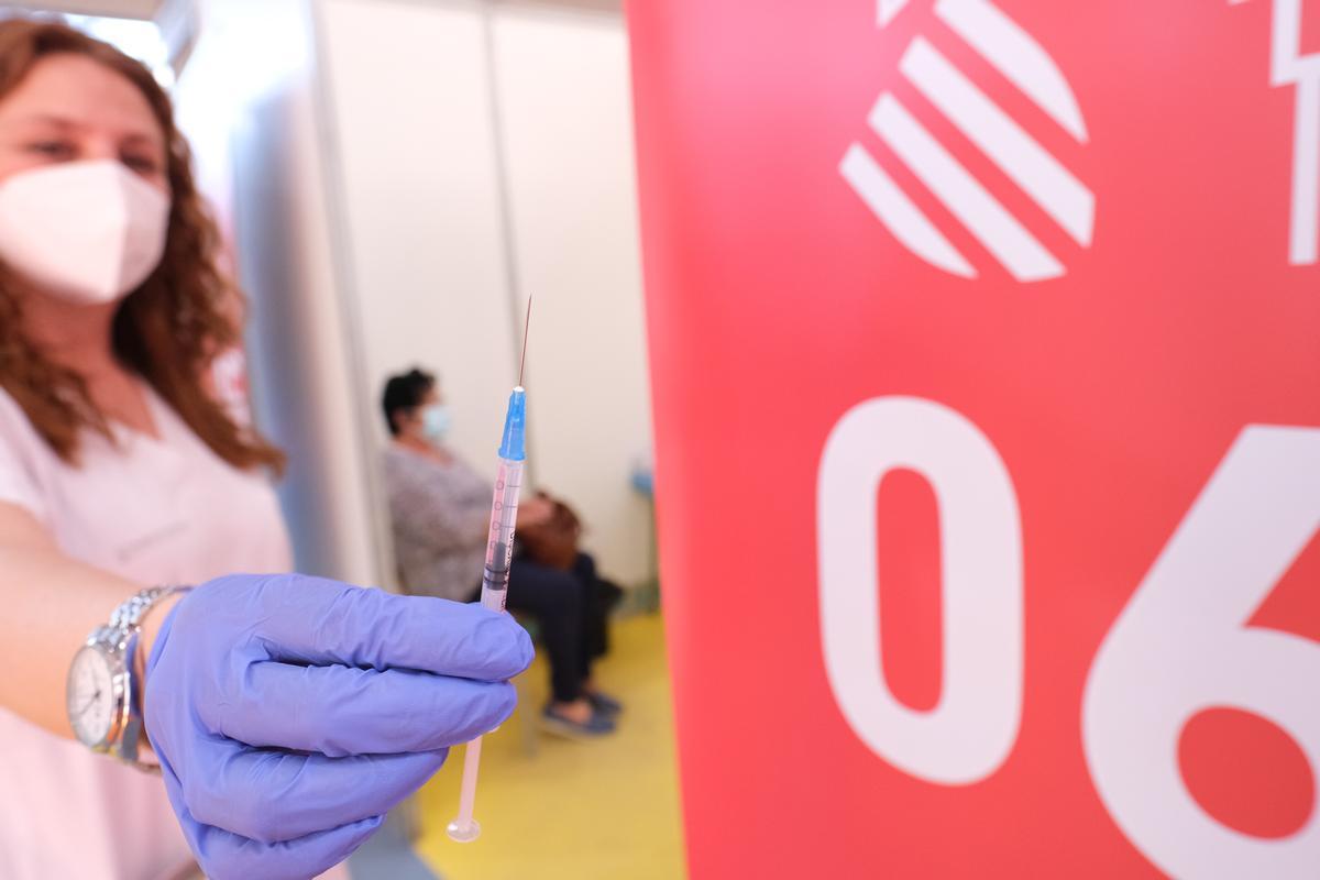 La vacuna AstraZeneca en el Pabellón Azul de Elda.