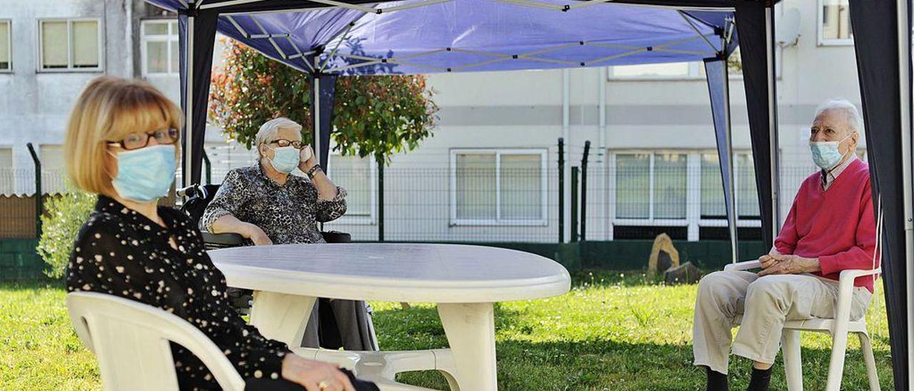 Pilar Taboada, su hermana Victoria y su marido, Antonio García, ayer, durante la visita en la Residencia As Dores de Lalín.