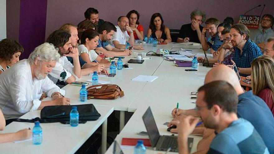 Pablo Iglesias, a la derecha, en la reunión con los dirigentes autonómicos de Podemos y las confluencias. A la izquierda, el histórico líder nacionalista gallego Xosé Manuel Beiras.
