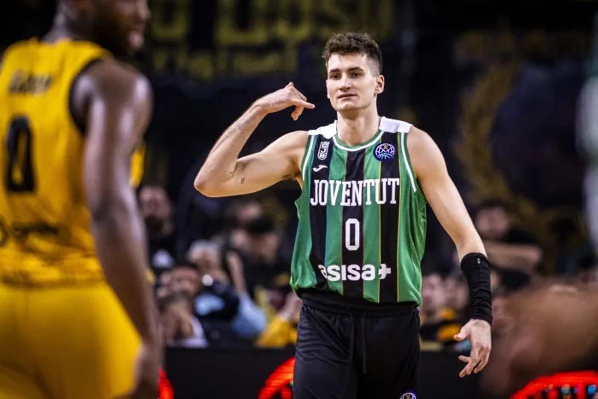 Henri Drell, en un pasaje del partido ante el AEK