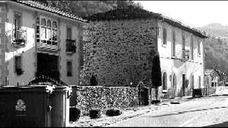 Carretera AS-219, a su paso por Bárcena del Monasterio (Tineo).