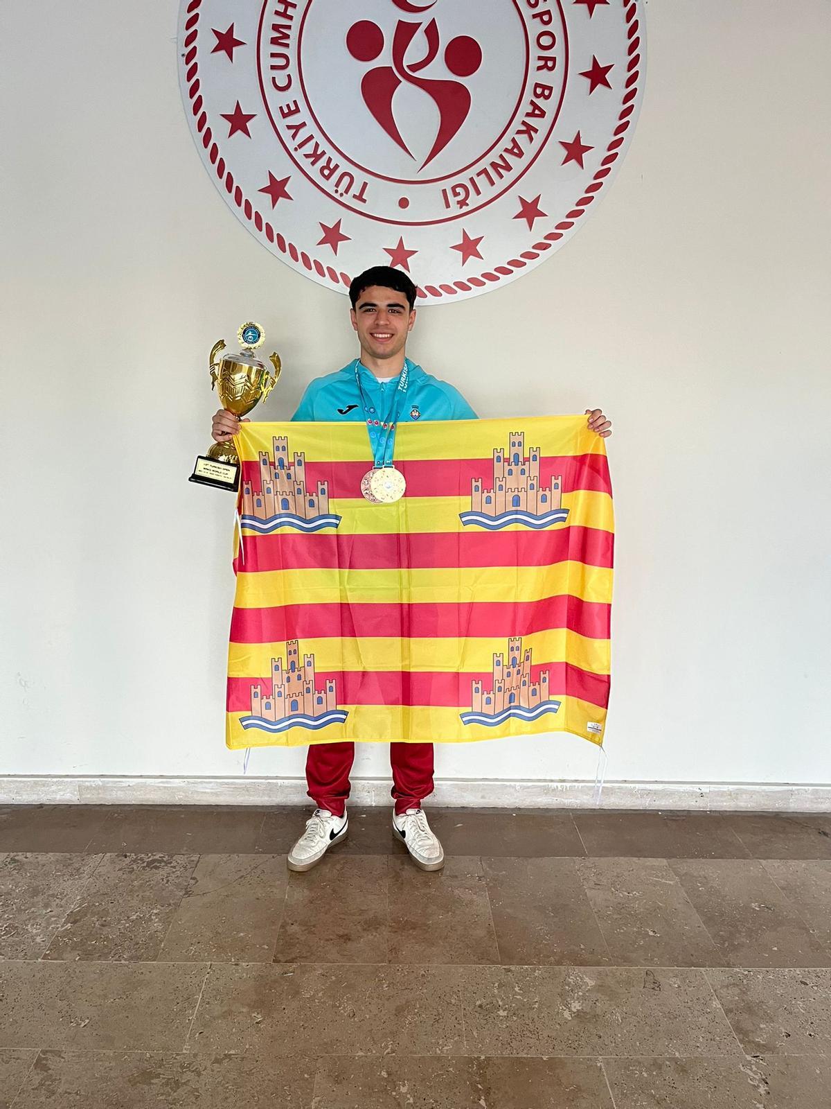 Jordi con la copa y la bandera de Ibiza