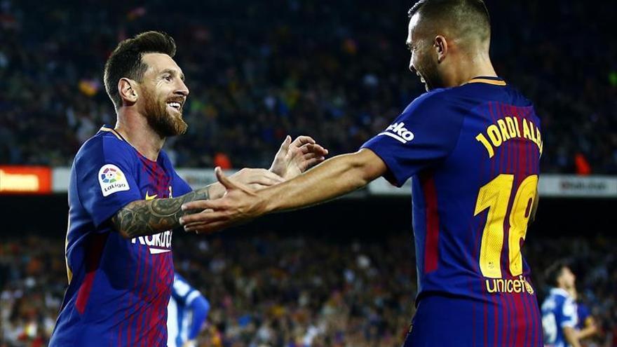 Messi resuelve el derbi catalán con tres goles