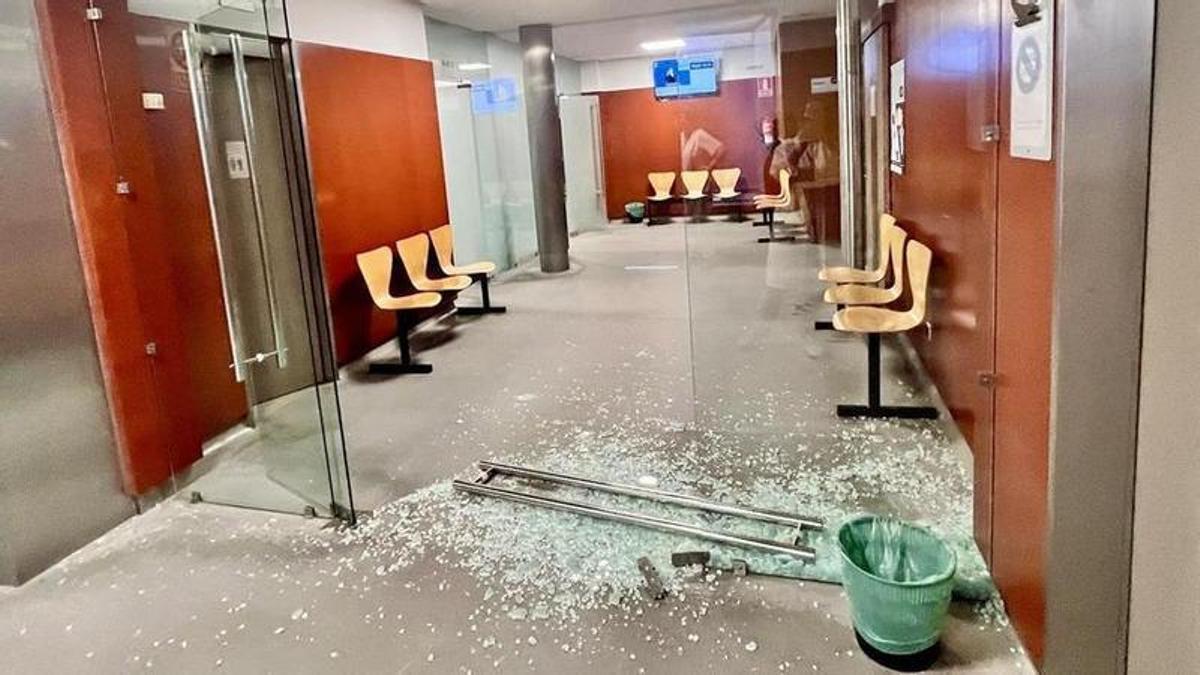 Puerta que resultó destrozada en el altercado ocurrido en septiembre de 2024.