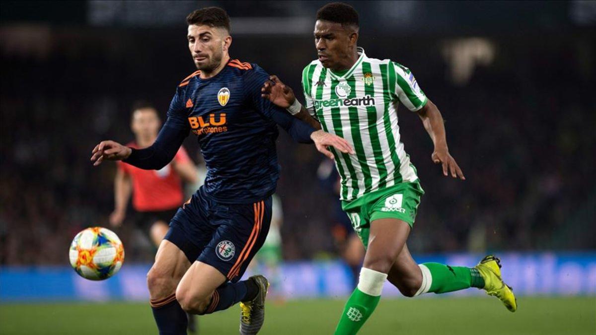 Piccini y Firpo disputando un balón