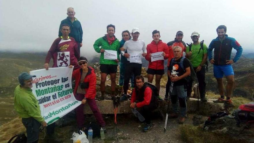 Varias personas se unieron a la reivindicación en Peña Trevinca.