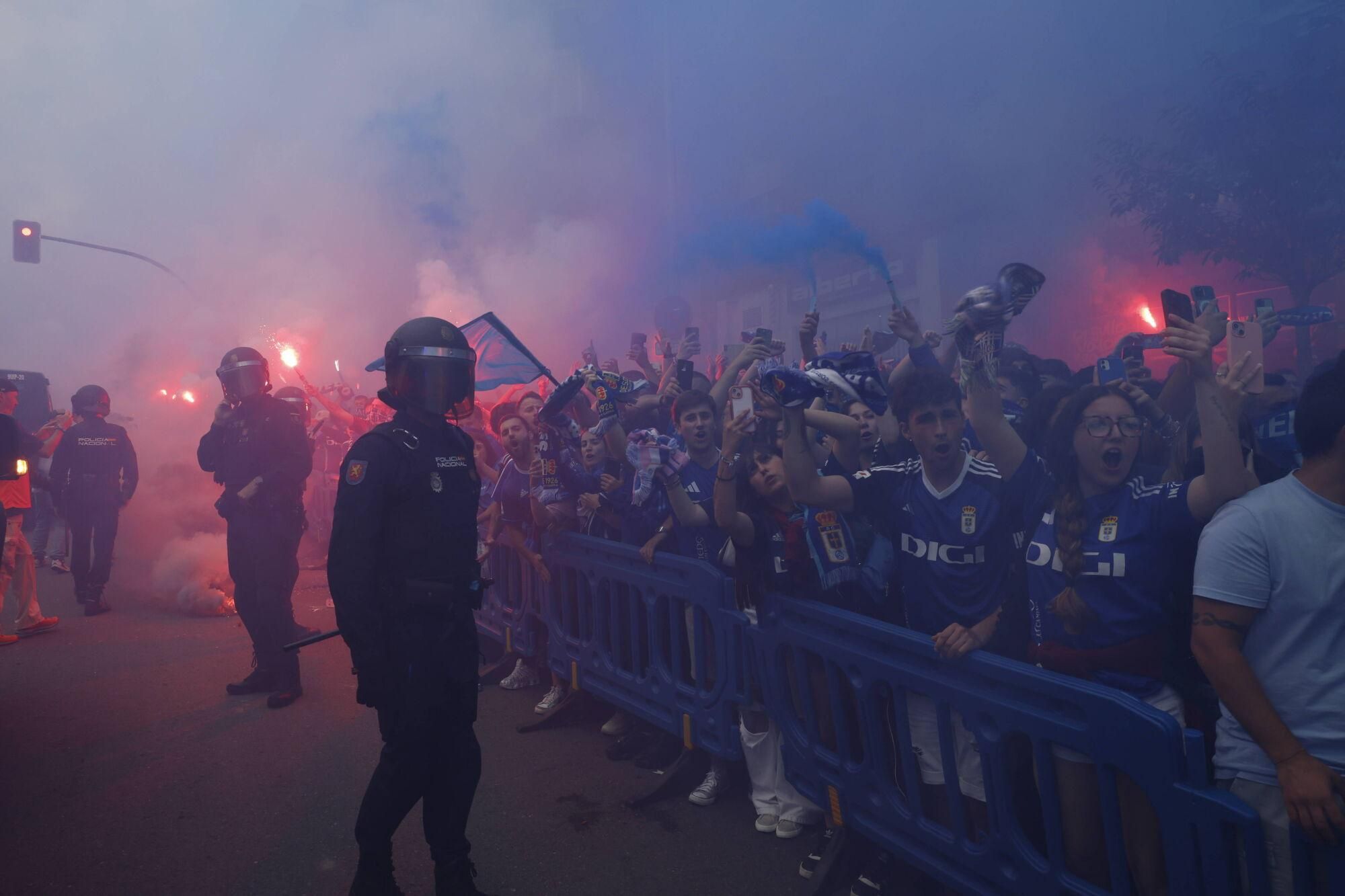 EN IMÁGENES: Espectacular recibimiento de la afición del Oviedo a su equipo antes de la vuelta por el ascenso contra el Almería