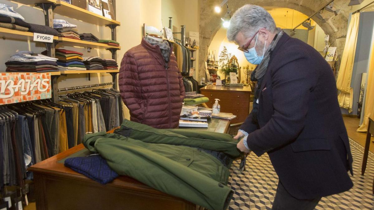 Vicente Armengol vende más chaquetas para el frío de hombre en su comercio de la capital. 