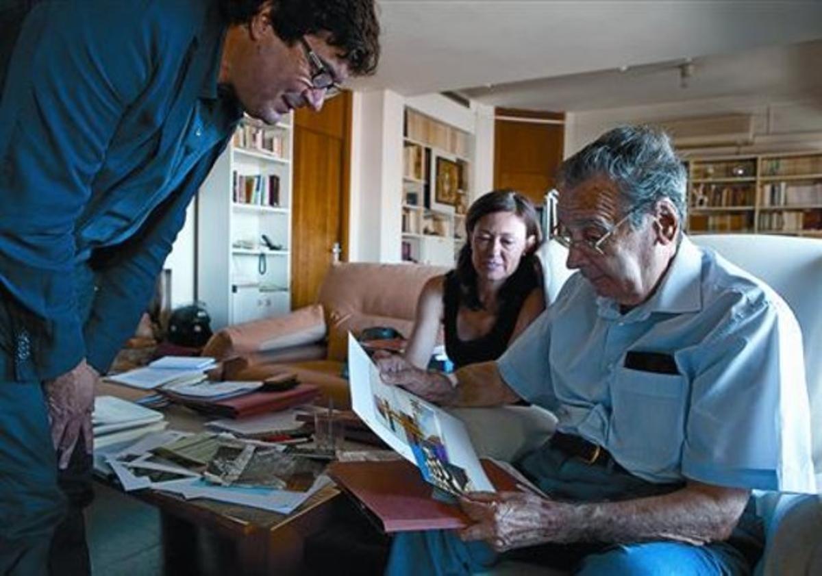 Ahir i avui 8 Ramon Andreu (esquerra) i Núria Canyelles amb Enric Tous, dimecres passat a Barcelona. Ahir i avui 8 Ramon Andreu (esquerra) i Núria Canyelles amb Enric Tous, dimecres passat a Barcelona.