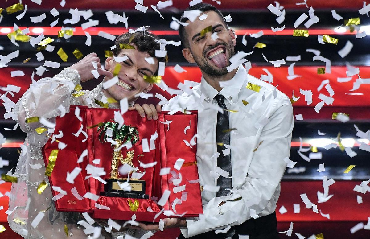 Blanco & Mahmoodon posan en el escenario del teatro Ariston con el premio tras ganar el 72º Festival de la Canción Italiana de Sanremo47352.jpg