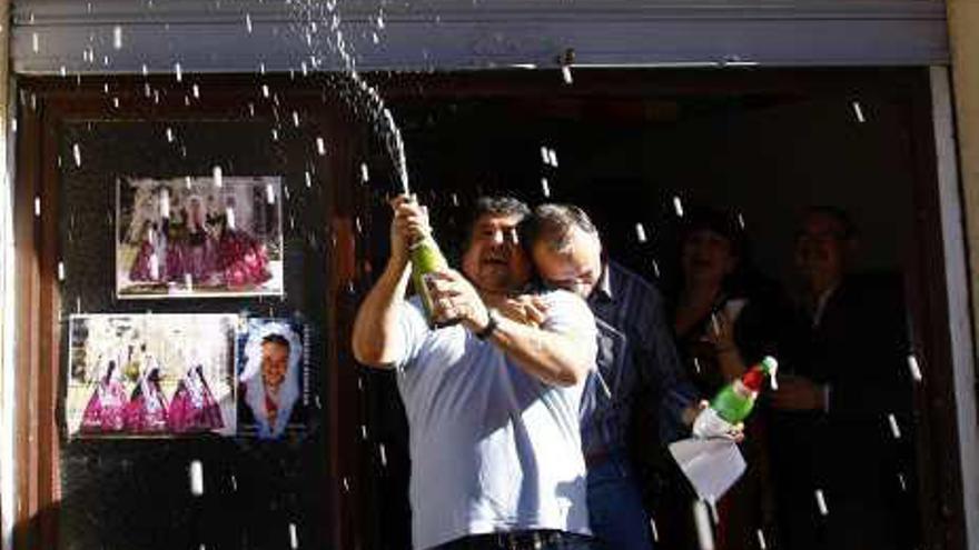 Agraciados en el sorteo de El Niño lo celebran.