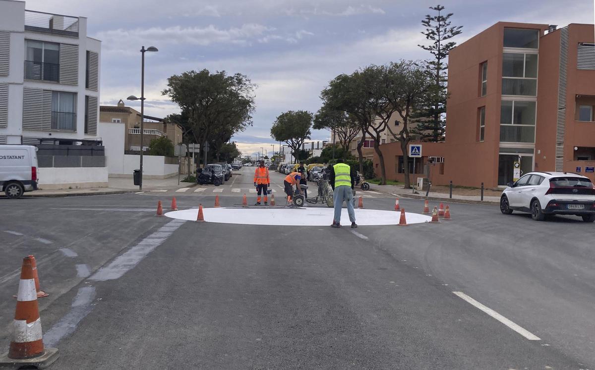 Operarios trabajan en la nueva glorieta.