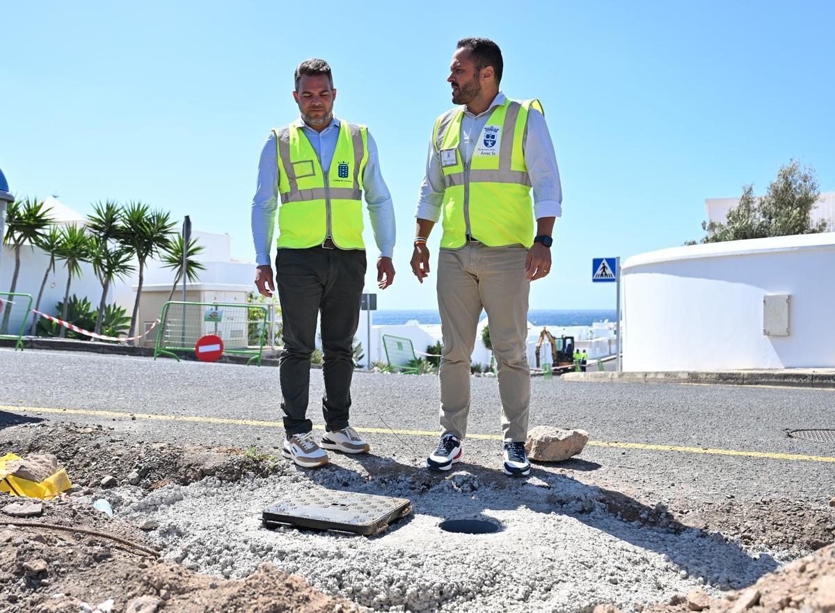 Jacobo Medina (i) y Jonathan de León, junto a las obras del nuevo alumbrado en La Concha