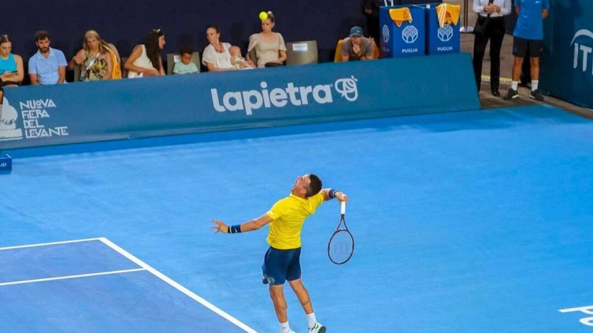 Bautista sacando en la Copa Hopman