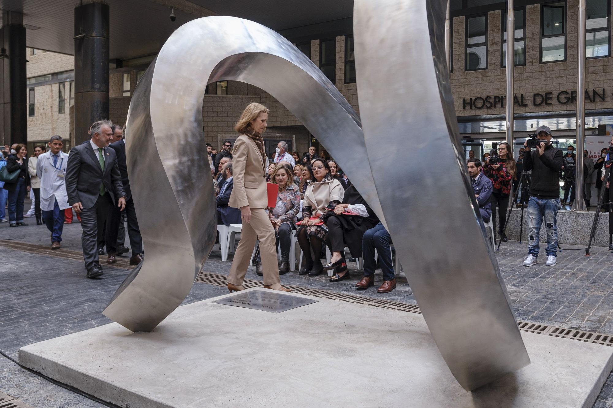 El Hospital Negrín inaugura la escultura 'A pulso' en homenaje al personal sanitario