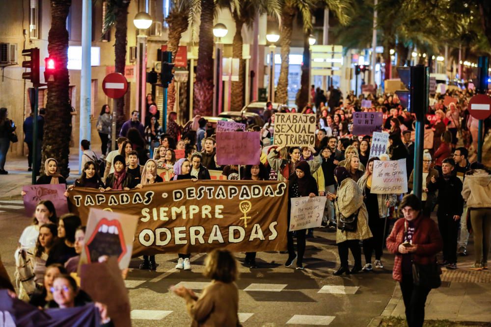 Manifestación nocturna en Elche por el 8-M