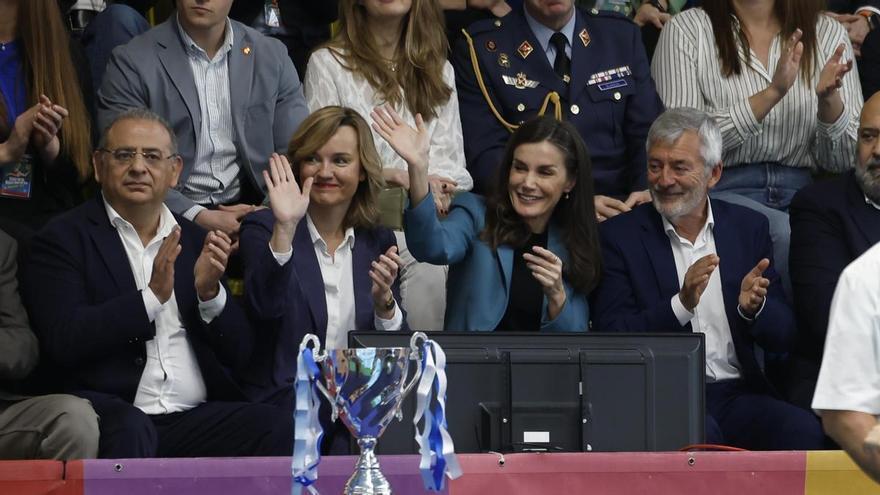 Doña Letizia asiste al triunfo del CN Sant Andreu en la Copa de la Reina de waterpolo en Palma