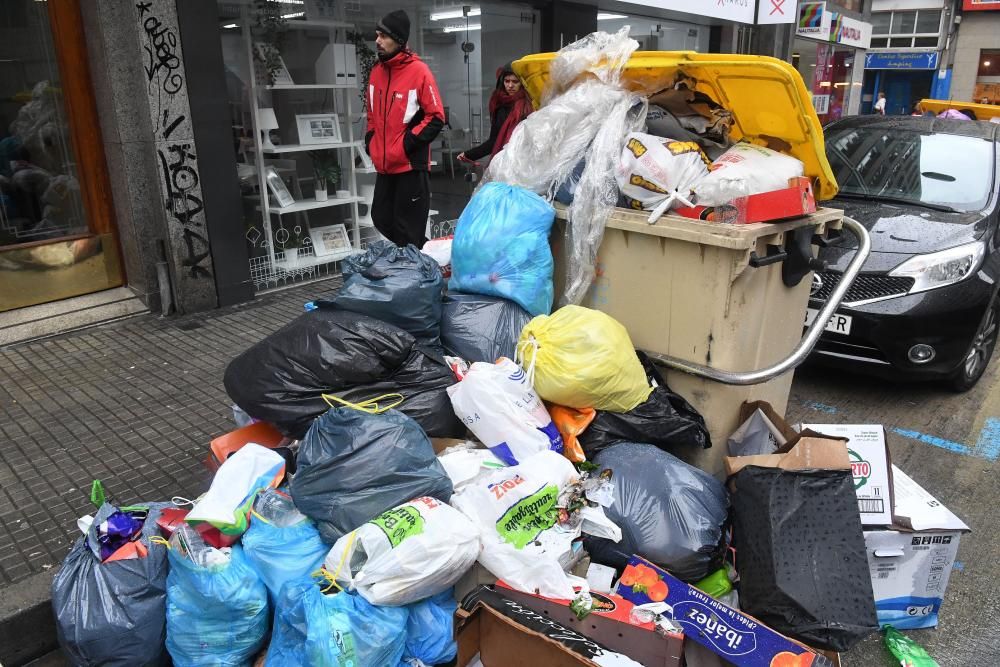 El servicio se ha reforzado esta mañana en la ronda de Nelle y el centro, donde se acumulan más residuos